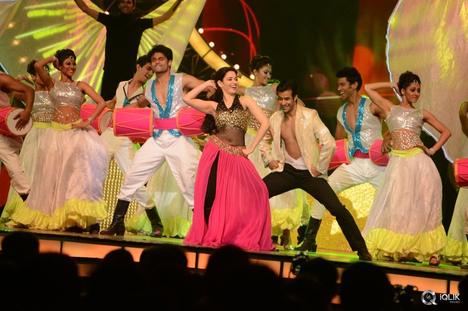 Tamannaah-Dance-Performance-at-IIFA-Utsavam-2016